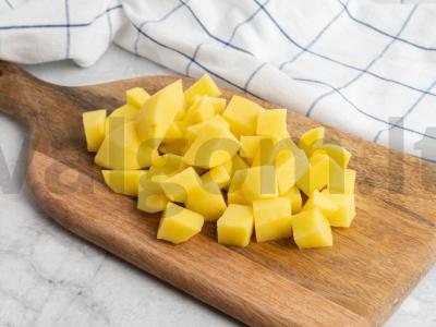 Orkaitėje keptas troškinys su baklažanais, bulvėmis ir kariu Žingsnis 1