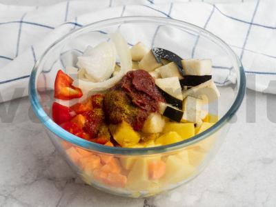 Orkaitėje keptas troškinys su baklažanais, bulvėmis ir kariu Žingsnis 2