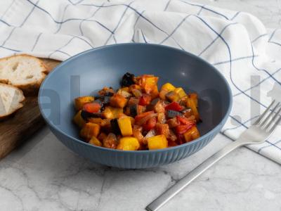 Orkaitėje keptas troškinys su baklažanais, bulvėmis ir kariu pagrindine nuotrauka