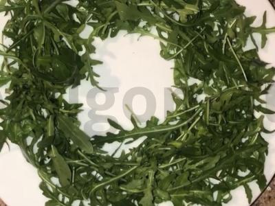 Tuno, rukola ir avokadų salotos Žingsnis 1