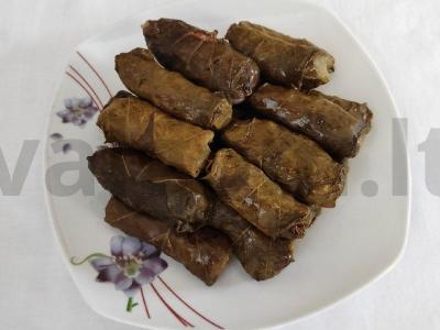 Vynuogių lapais įdaryti kopūstai sultinyje pagrindine nuotrauka