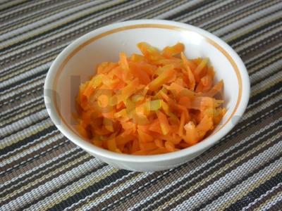 Sluoksniuotos salotos su vištienos krūtinėle Žingsnis 2