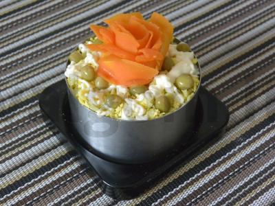 Sluoksniuotos salotos su vištienos krūtinėle pagrindine nuotrauka