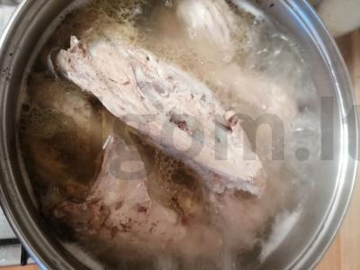 Salotos "Gluttony" su vištiena ir marinuotais agurkais Žingsnis 1