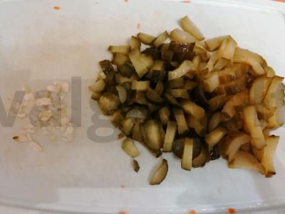 Salotos "Gluttony" su vištiena ir marinuotais agurkais Žingsnis 5