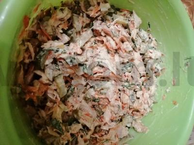 Salotos "Gluttony" su vištiena ir marinuotais agurkais Žingsnis 6