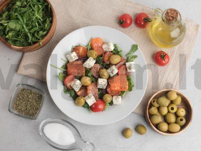 Žuvies salotos su alyvuogėmis ir feta pagrindine nuotrauka