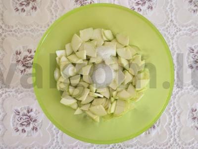 Salotos su virta vištienos filė ir marinuotomis cukinijomis Žingsnis 1