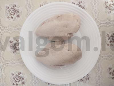 Salotos su virta vištienos filė ir marinuotomis cukinijomis Žingsnis 2