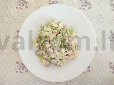 Salotos su virta vištienos filė ir marinuotomis cukinijomis pagrindine nuotrauka