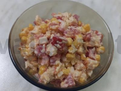 Rūkytos vištienos salotos su sūriu pagrindine nuotrauka