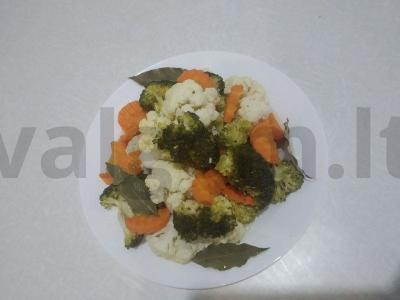 Brokolių salotos marinate pagrindine nuotrauka