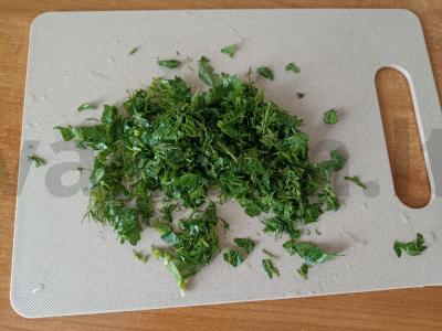 Pita su krabų lazdelėmis ir žolelėmis Žingsnis 1