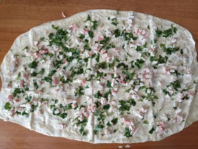 Pita su krabų lazdelėmis ir žolelėmis Žingsnis 4
