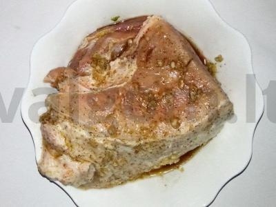 Aromatinga kiauliena su česnakais Žingsnis 1