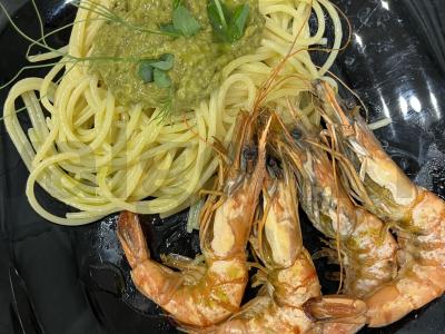 Makaronai su pesto padažu ir tigrinėmis krevetėmis pagrindine nuotrauka
