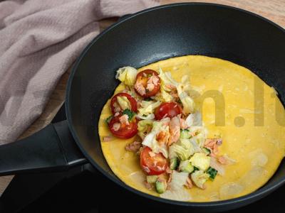 Žuvies salotos omlete su karštai rūkyta rausvąja lašiša Žingsnis 3