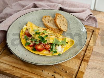 Žuvies salotos omlete su karštai rūkyta rausvąja lašiša pagrindine nuotrauka