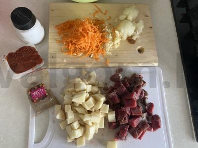 Troškintos bulvės su briedžio mėsa Žingsnis 1