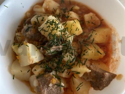 Troškintos bulvės su briedžio mėsa pagrindine nuotrauka
