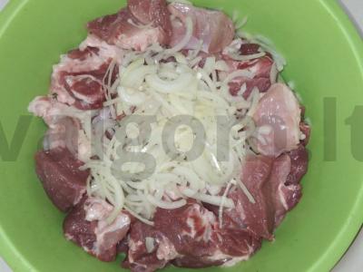 Kiaulienos kebabas pieno marinate su sojų padažu ir ajranu Žingsnis 1