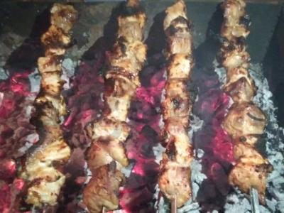 Kiaulienos kebabas pieno marinate su sojų padažu ir ajranu Žingsnis 3