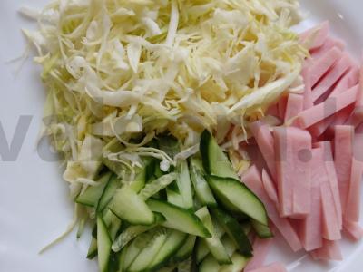 Kopūstų salotos su agurkais ir kumpiu Žingsnis 1