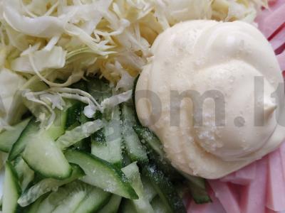 Kopūstų salotos su agurkais ir kumpiu Žingsnis 2