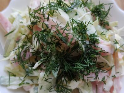 Kopūstų salotos su agurkais ir kumpiu Žingsnis 4