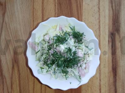 Kopūstų salotos su agurkais ir kumpiu pagrindine nuotrauka