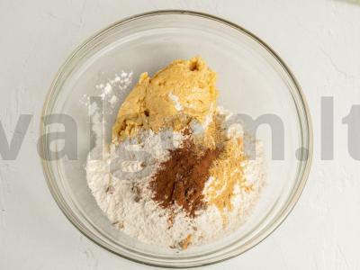 Paprasti ir skanūs imbieriniai meduoliai su paruoštu glajumi Žingsnis 2