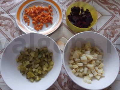 Daržovių salotos su marinuotais grybais, saulėgrąžų sėklomis ir Dižono garstyčiomis Žingsnis 1