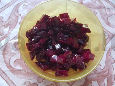 Daržovių salotos su marinuotais grybais, saulėgrąžų sėklomis ir Dižono garstyčiomis Žingsnis 2