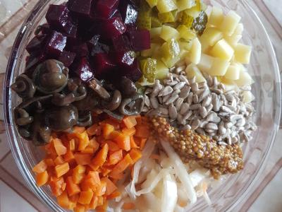 Daržovių salotos su marinuotais grybais, saulėgrąžų sėklomis ir Dižono garstyčiomis Žingsnis 3