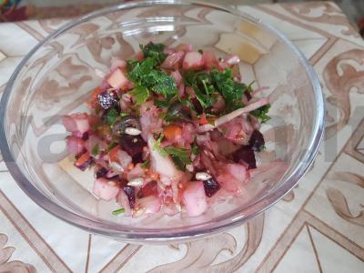 Daržovių salotos su marinuotais grybais, saulėgrąžų sėklomis ir Dižono garstyčiomis pagrindine nuotrauka