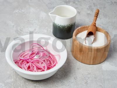 Originalios salotos su kukurūzais ir marinuotais svogūnais Žingsnis 1