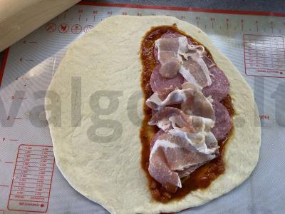 Uždara pica su dviejų rūšių sūriu Žingsnis 2
