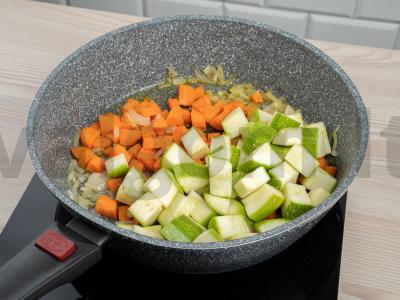 Cukinijų troškinys pomidorų ir grietinės padaže Žingsnis 2