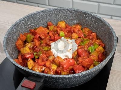 Cukinijų troškinys pomidorų ir grietinės padaže Žingsnis 4