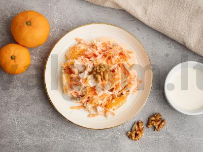 Vitaminų salotos su morkomis ir mandarinais pagrindine nuotrauka