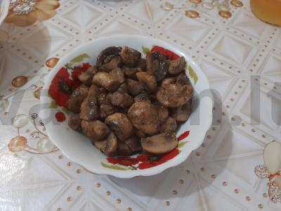 Aromatingi grybai su svogūnais pagrindine nuotrauka