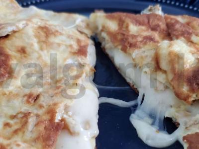 Sūrus avižinių dribsnių blynas ant pieno pagrindine nuotrauka