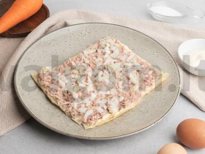 Tortas-salotos "Napoleonas" su žuvies konservais Žingsnis 3