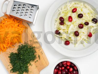 Rauginti kopūstai su spanguolėmis ir krapais Žingsnis 1