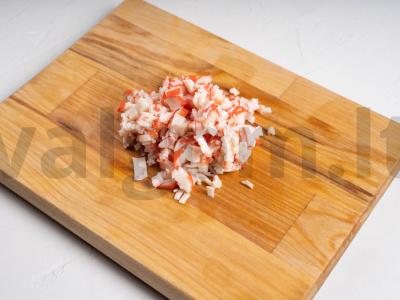 Salotos su sardinėmis, ananasais ir krabų lazdelėmis Žingsnis 3