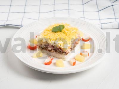 Salotos su sardinėmis, ananasais ir krabų lazdelėmis pagrindine nuotrauka