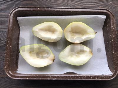 Kriaušės su sūriu, medumi ir riešutais Žingsnis 1