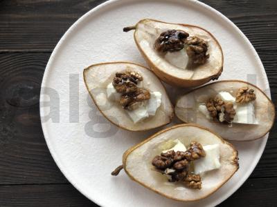 Kriaušės su sūriu, medumi ir riešutais pagrindine nuotrauka