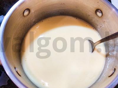 Naminis pyragas "Medovik" su kondensuotu pienu Žingsnis 2