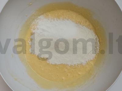 Švelnus varškės pyragas su vyšniomis, avietėmis ir mėlynėmis. Žingsnis 1